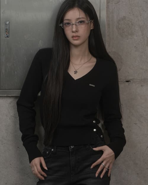 Signature V-neck Knit (black)