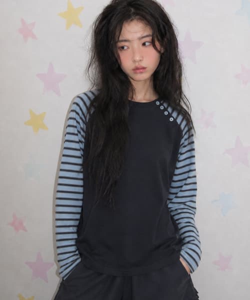 스트라이프 컬러 배색 사선 스냅 라운드넥 나그랑 롱슬리브 티셔츠 [차콜]