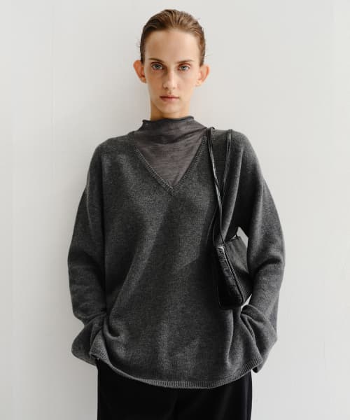 ENRI LAYERED V NECK KNIT TOP (CHARCOAL)