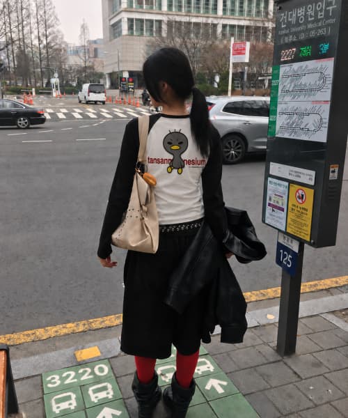 안녕자두야X탄산 앉은 꼬꼬 롱슬리브 (화이트/블랙)