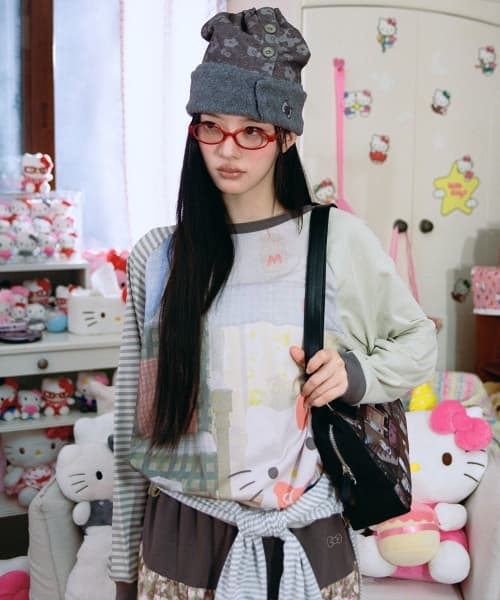 HELLO KITTY HOUSE GRAPHIC RAGLAN TEE [BEIGE]