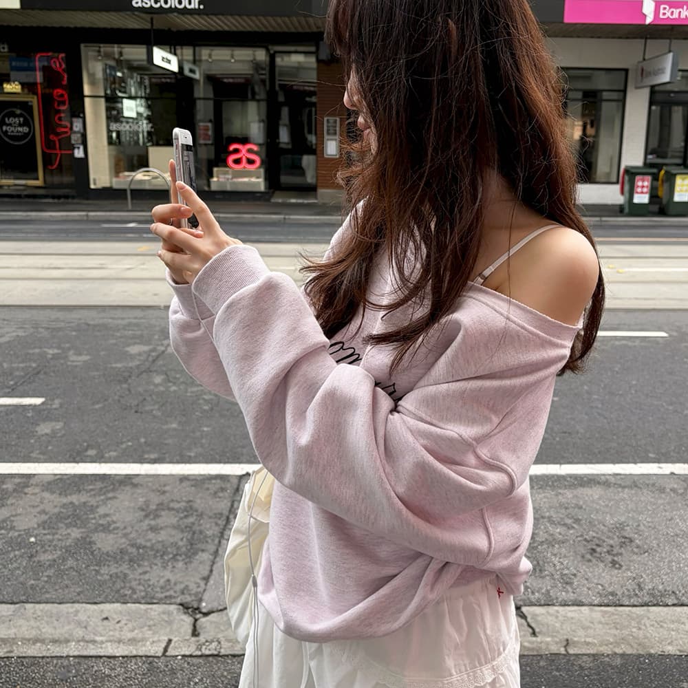 [14차/경리님 착용]Cut-off one shoulder sweatshirt_melange pink