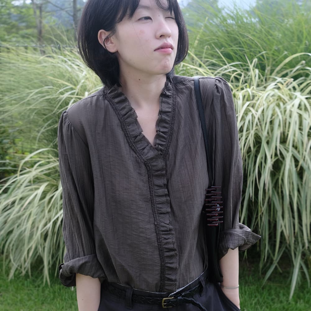 2차)[딱지X29editon] Taupe Curly Blouse_Charcoal