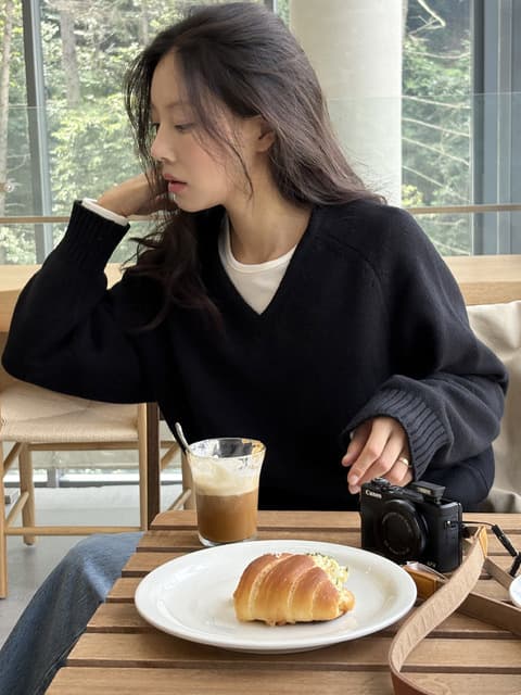 SIKN2156 울 블렌드 루즈 브이넥 니트_Black